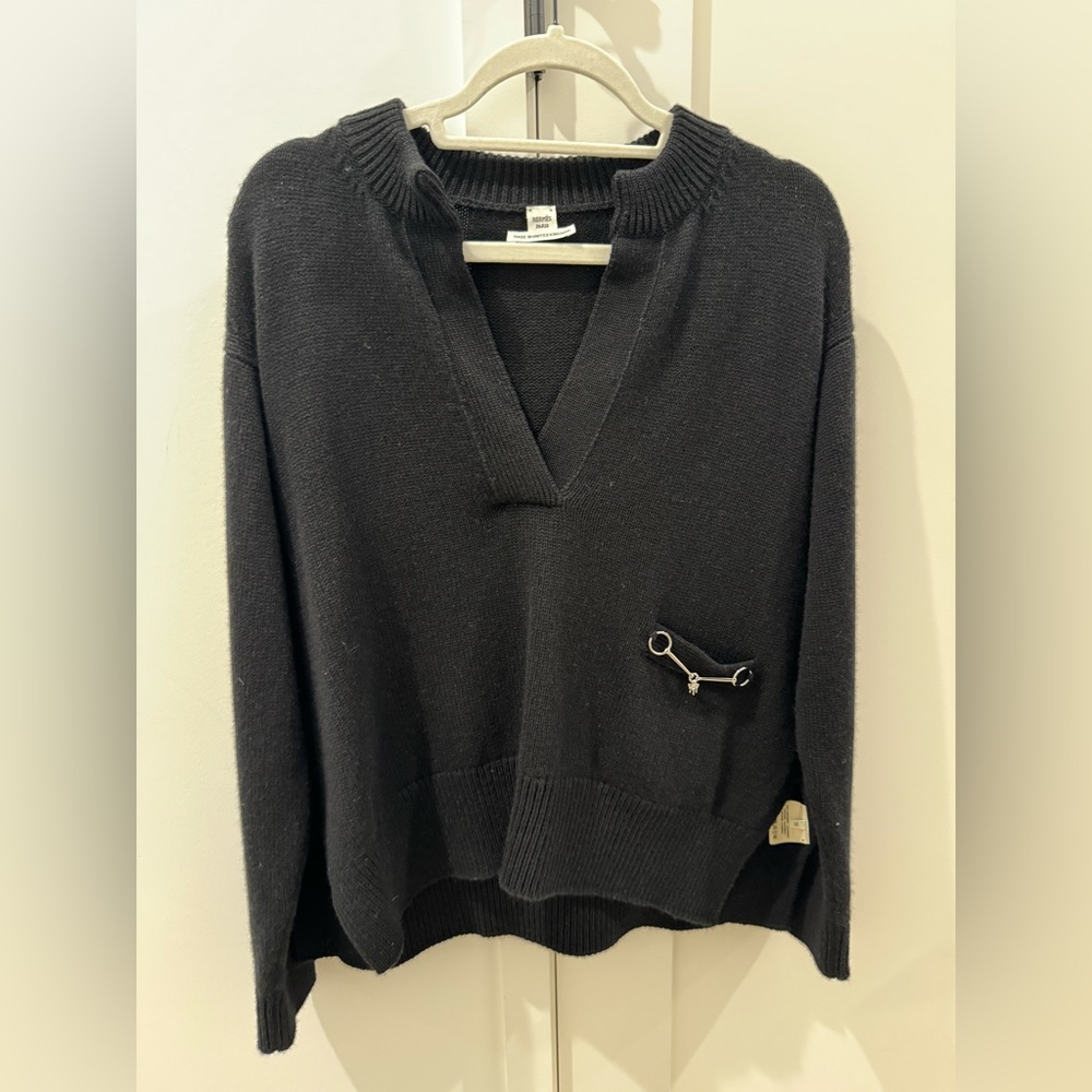 Hermes Size 36 Black Cashmere V-neck Sweater. 🖤
